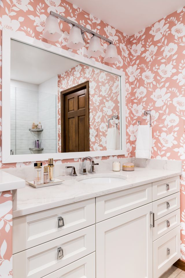 Bathroom vanity made of maple painted with the shade white featuring Manhattan doors