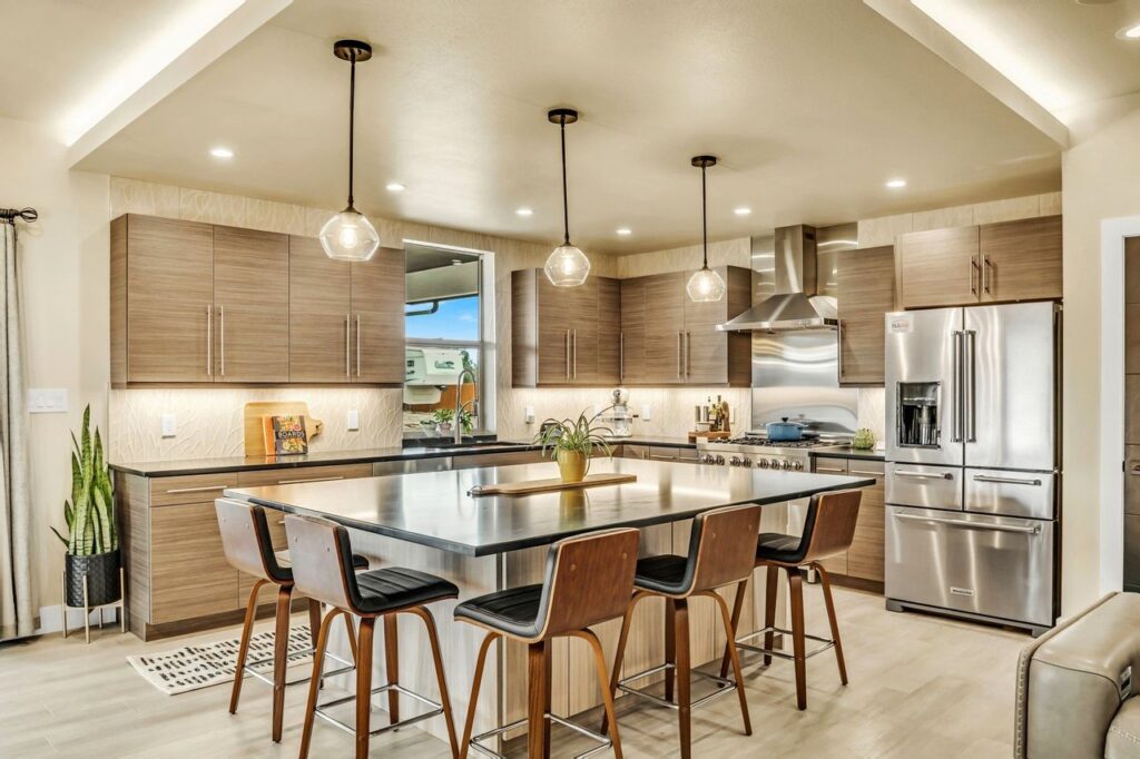 Kitchen cabinetry with scandia doors, made of textured melamine in the finish linea cortez, featuring a horizontal wooden grain style.